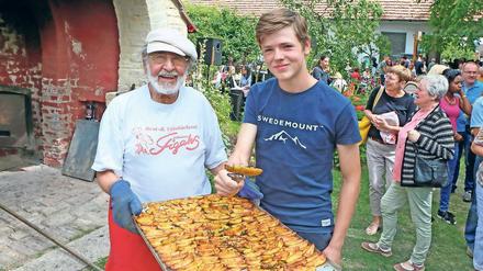 Historisch gebacken. Bäckermeister Johannes Figahs (l.) servierte am Sonntag neben Brot auch Rosmarinkartoffeln. Die Besucher der ersten „Böhmischen Tage“ griffen gerne zu.