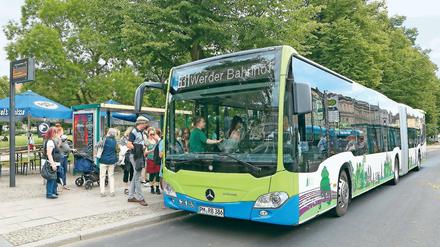 Ausgebremst. Die Busse der Linie 631 fahren seit Januar 2017 zur Hauptverkehrszeit alle 15 Minuten zwischen dem Bahnhof Werder und dem Potsdamer Hauptbahnhof. Künftig sollen sie Verkehrsplanern zufolge am Platz der Einheit enden, um Parallelverkehre mit Straßenbahnen und Stadtbussen zu vermeiden.