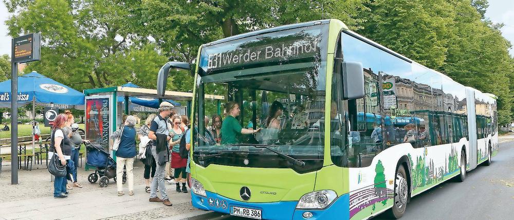 Ausgebremst. Die Busse der Linie 631 fahren seit Januar 2017 zur Hauptverkehrszeit alle 15 Minuten zwischen dem Bahnhof Werder und dem Potsdamer Hauptbahnhof. Künftig sollen sie Verkehrsplanern zufolge am Platz der Einheit enden, um Parallelverkehre mit Straßenbahnen und Stadtbussen zu vermeiden.