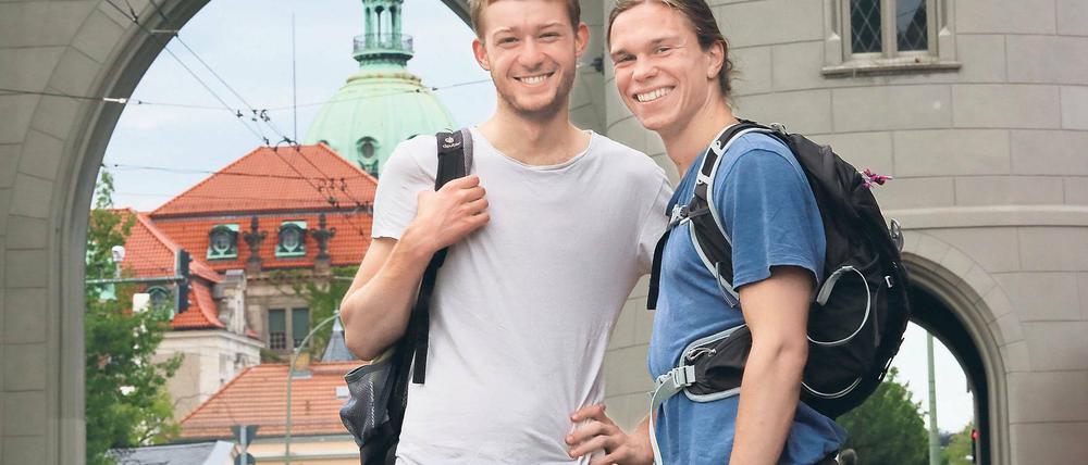 Laufende Mission. Lukas Sobota (l.) und Julius Gerlach (r.) wollen von Potsdam nach Barcelona joggen – und unterwegs für klimafreundliches Reisen werben. Start ist am morgigen Sonntag an der Bastion am Schillerplatz.