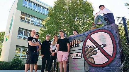 Sprühen gegen Qualm: ]Teamleiter Benjamin Bauer (l.) und Fontane-Schüler./ ]