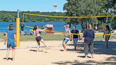 Perfekte Aussichten. Anlässlich der am Donnerstag startenden Sommerferien richteten das Waldbad Templin und die Stadtwerke Potsdam am Montagvormittag eine Party für Schüler aus Potsdam und Umgebung aus. Eingeladen waren Schüler aller Klassen. Bereits zum fünften Mal fand die Schuljahresendparty statt – mehr als 500 Schüler ließen sich den Badespaß nicht nehmen. Für sie gab es weitere Sport- und Spielangebote, etwa eine Hüpfburg und eine Turnmatte.