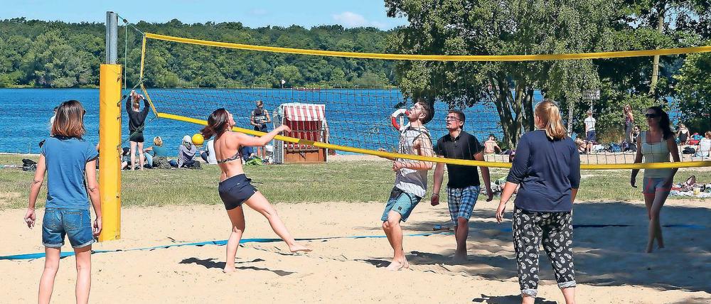 Perfekte Aussichten. Anlässlich der am Donnerstag startenden Sommerferien richteten das Waldbad Templin und die Stadtwerke Potsdam am Montagvormittag eine Party für Schüler aus Potsdam und Umgebung aus. Eingeladen waren Schüler aller Klassen. Bereits zum fünften Mal fand die Schuljahresendparty statt – mehr als 500 Schüler ließen sich den Badespaß nicht nehmen. Für sie gab es weitere Sport- und Spielangebote, etwa eine Hüpfburg und eine Turnmatte.