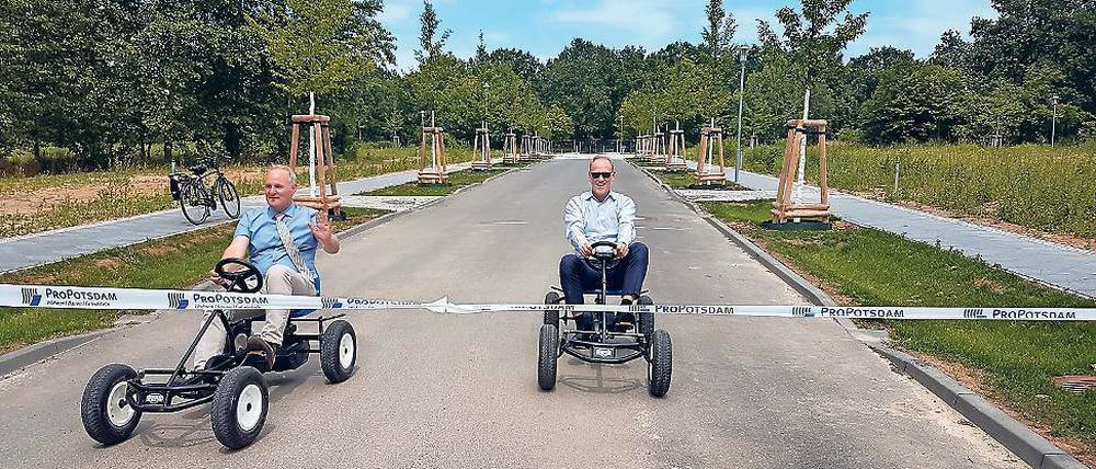 Auch mal spielen. Baudezernent Bernd Rubelt (parteilos) und Bert Nicke, Chef des Entwicklungsträgers Bornstedter Feld, feierten die Erschließung der nördlichen Gartenstadt.