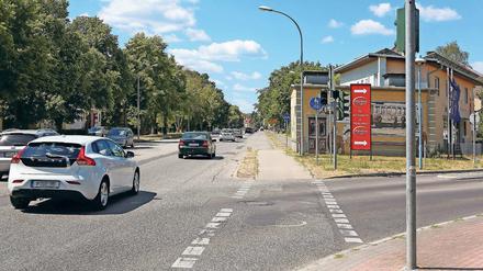 Bald Baustelle. Die Potsdamer Allee in Stahnsdorf ist rund um die Wannseestraße nur noch bis Sonntag befahrbar. Ab dem 9. Juli wird sie voll gesperrt und komplett saniert. In diesem Abschnitt wird die Fahrbahn schmaler und es gibt einen getrennten Radweg, ab dem Schleusenweg kommt ein Radstreifen auf der Fahrbahn.