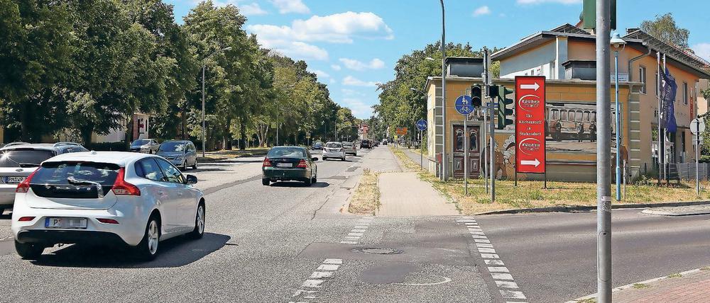 Bald Baustelle. Die Potsdamer Allee in Stahnsdorf ist rund um die Wannseestraße nur noch bis Sonntag befahrbar. Ab dem 9. Juli wird sie voll gesperrt und komplett saniert. In diesem Abschnitt wird die Fahrbahn schmaler und es gibt einen getrennten Radweg, ab dem Schleusenweg kommt ein Radstreifen auf der Fahrbahn.