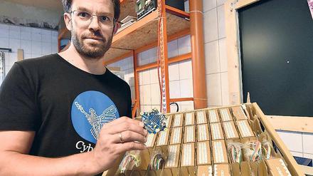 Erfinder. Daniel Domscheit-Berg zeigt ein Bauset für Programmierer.