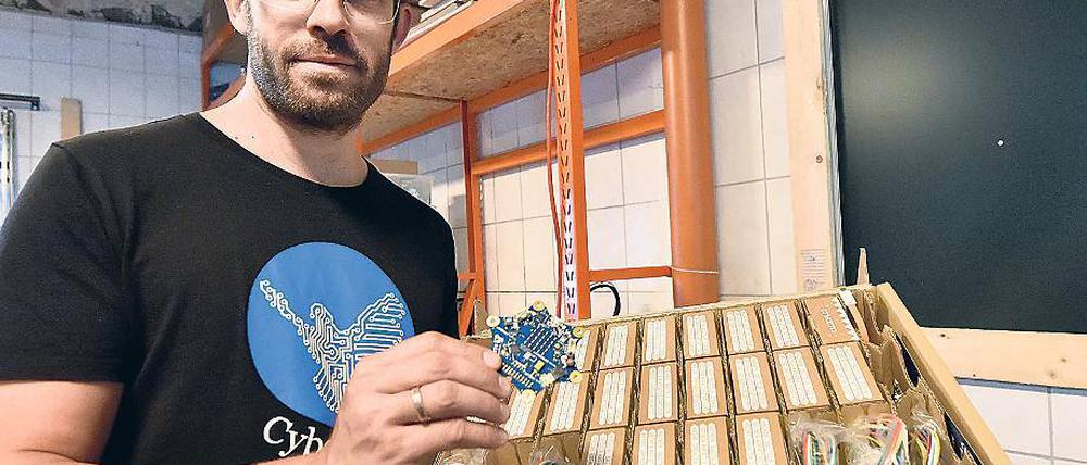 Erfinder. Daniel Domscheit-Berg zeigt ein Bauset für Programmierer.