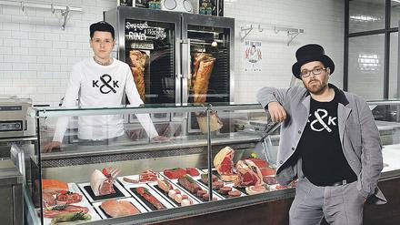 Metzgerei im veganen Epizentrum. Die Tiere, die in der Kreuzberger Fleischerei „Kumpel & Keule“ verarbeitet werden, besucht Hendrik Haase regelmäßig. Dafür muss er aber weit in den Süden fahren, denn in Brandenburg ist das Angebot knapp.