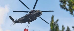 Wasser! Ein Hubschrauber der Bundeswehr transportiert Löschwasser über dem ehemaligen Truppenübungsplatz in Südbrandenburg. Nach dem Großbrand vor wenigen Tagen brennt es in der Lieberoser Heide erneut.