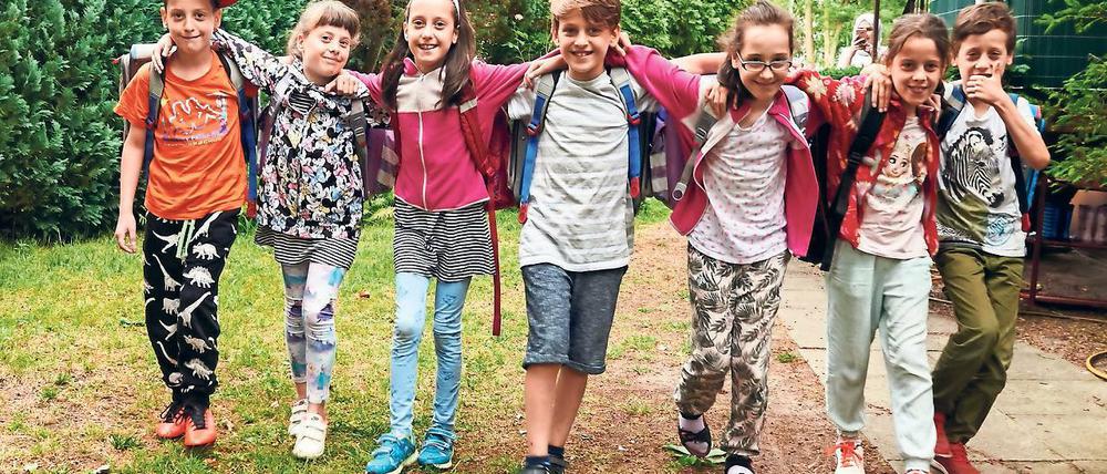 Familienbande. Die Sechslinge aus Berlin werden im Oktober zehn Jahre alt. Ihr ein Jahr jüngerer Bruder (M.) ist immer mit dabei. Insgesamt hat die Familie Temiz acht Kinder. Das erfordert im Alltag gute Organisation.