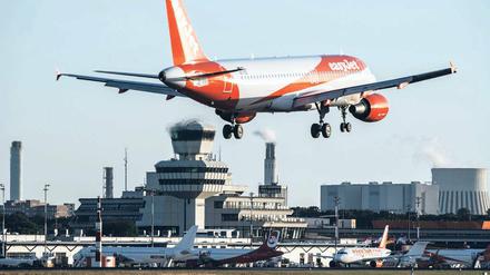 Länger fliegen? Laut einem Gutachten aus Brandenburg wäre das am Flughafen Tegel trotz geplanter Schließung denkbar – aber kompliziert.