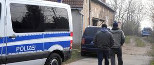 Polizeibeamte gehen in ein Gehöft in Grabow (Potsdam Mittelmark), wo der mutmaßliche Neonazi-Terrorist Andre E. festgenommen wurde. Er wird beschuldigt, in zwei Fällen die rechtsradikale, terroristische Vereinigung NSU unterstützt zu haben. Spezialkräfte der GSG 9 hatten am Donnerstag den 32 Jahre alten Andre E. aus Sachsen hier festgenommen.