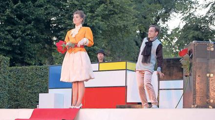 Mondriansche Kühle, barocke Sprache. In der Open-Air-Inszenierung „Das Spiel von Liebe und Zufall“ verbindet das Potsdamer Theater Poetenpack beides.