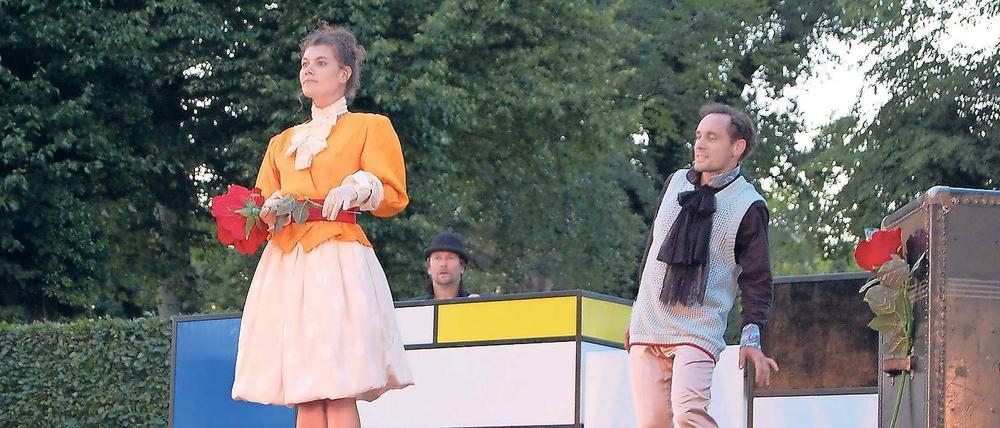 Mondriansche Kühle, barocke Sprache. In der Openair-Inszenierung "Das Spiel von Liebe und Zufall" verbindet das Potsdamer Theater Poetenpack beides.