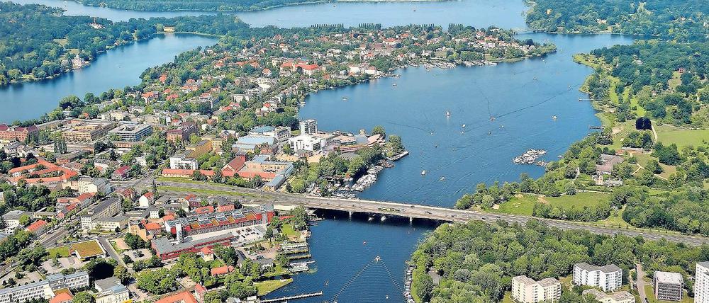 Der erste Blick täuscht. Potsdam ist zwar eingebettet in eine Flusslandschaft, dennoch ist die Versorgung mit ausreichend Trinkwasser kein Selbstläufer. Wird zu viel Wasser aus dem Untergrund nach oben gepumpt, besteht die Gefahr, dass auch Salzwasserdepots angezapft werden.