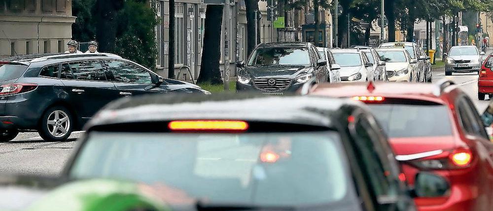 Weiter umstritten. Die Kritik an der Verengung der Zeppelinstraße reißt nicht ab. Wegen zu hoher Luftverschmutzung waren die Spuren eingeengt worden, zunächst in einem Feldversuch. Für Pendler dauert der Weg in und aus der Innenstadt nun länger.