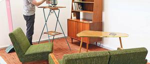 Gemütlichkeit im Stil der 1960er Jahre. Hier kann Video geschaut werden, so wie einst zu Omas und Opas Zeiten. Das Filmmuseum begibt sich mit seiner Foyerausstellung auf die Spuren des Heimkinos.