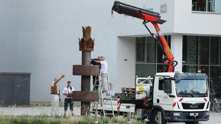Abbau des Denkmals "Stehende unter Baldachin" von Jürgen von Woyski, Staudenhof Potsdam, Skulptur, 04.09.2017 Foto: Sebastian Gabsch PNN