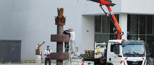 Abbau des Denkmals "Stehende unter Baldachin" von Jürgen von Woyski, Staudenhof Potsdam, Skulptur, 04.09.2017 Foto: Sebastian Gabsch PNN