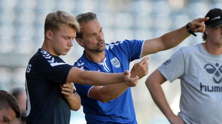 Erste Anweisungen für Neuzugang Pieter Wolf (l.) von SVB-Trainer Almedin Civa.