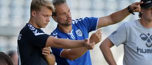 Erste Anweisungen für Neuzugang Pieter Wolf (l.) von SVB-Trainer Almedin Civa.