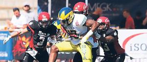 Pause. Für die Potsdamer Footballer um John Kenyon (links) und Demetrius Steed (rechts) steht bis Anfang August jede Menge freie Zeit auf dem Programm. Dann erst geht es für die Royals im Ligabetrieb weiter.