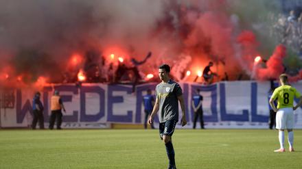 Pyrotechnik. Weil Feuerwerkskörper auf des Spielfeld geworfen wurden, musste das Landespokalfinale unterbrochen werden.