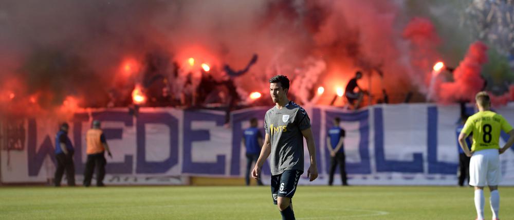 Pyrotechnik. Weil Feuerwerkskörper auf des Spielfeld geworfen wurden, musste das Landespokalfinale unterbrochen werden.