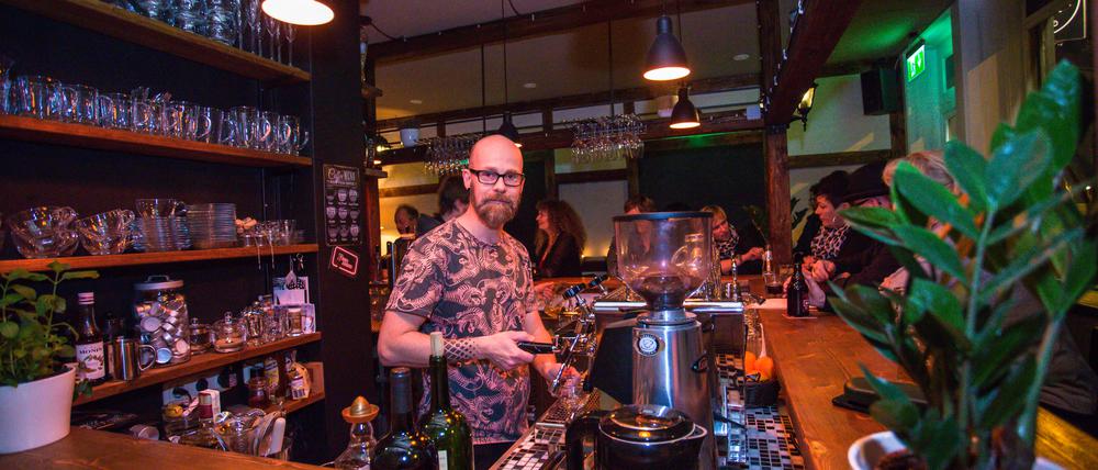 Gut Überlegt. Daniel Margraf war eigentlich nr auf der Suche nach Büroräumen, dann eröffnete er die Bar 54. Hier sollen Bargänger auf Künstler treffen. Auf der Karte stehen nur Getränke, die Margraf selbst getestet hat. Bei ihm werden Gin, gute Whiskys, Wein und "slow coffee" serviert und wer mag, kann Live-Konzerten lauschen.