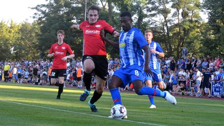 Gegengehalten. Der RSV verkaufte sich im Duell mit Hertha teuer. Hier versucht Eintrachts Julien Fitzlaff (l.), die Flanke von Profi Salomon Kalou zu verhindern.