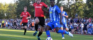 Gegengehalten. Der RSV verkaufte sich im Duell mit Hertha teuer. Hier versucht Eintrachts Julien Fitzlaff (l.), die Flanke von Profi Salomon Kalou zu verhindern.