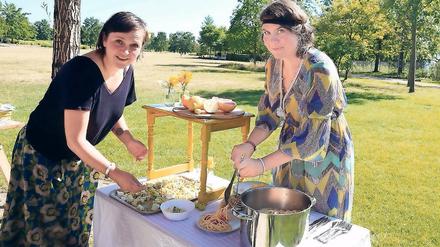 Vom Garten auf den Tisch. Karen Münzer (l.) und Susanne Hackel laden im Volkspark zu Küchen- und Kreativworkshops mit Früchten und Pflanzen der Saison ein.