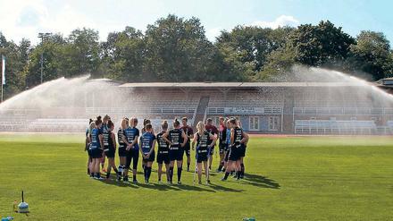 Das Training gesprengt. Die Rasendusche im Luftschiffhafen war eine willkommene Erfrischung für die Spielerinnen des 1. FFC Turbine Potsdam, die sich zum Traininngsauftakt um Trainer Matthias Rudolph versammelt hatten.