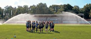 Das Training gesprengt. Die Rasendusche im Luftschiffhafen war eine willkommene Erfrischung für die Spielerinnen des 1. FFC Turbine Potsdam, die sich zum Traininngsauftakt um Trainer Matthias Rudolph versammelt hatten.