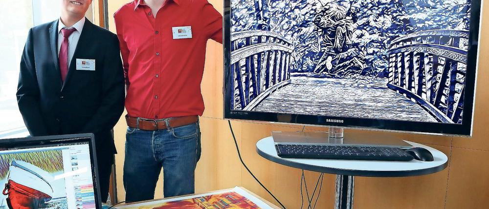 Für unterwegs. Markus Brand (links) und Ludwig Kitschke mit ihrem intelligenten, cloudbasierten Videobearbeitungssystem, das auf jedem Smartphone funktioniert.