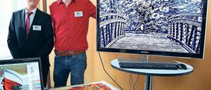 Für unterwegs. Markus Brand (links) und Ludwig Kitschke mit ihrem intelligenten, cloudbasierten Videobearbeitungssystem, das auf jedem Smartphone funktioniert.