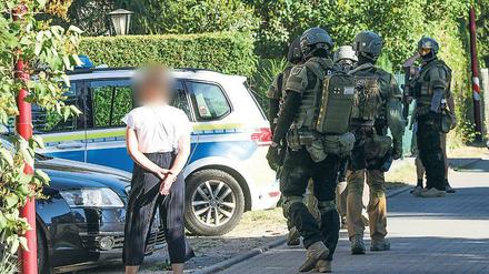 Großeinsatz. SEK-Beamte durchsuchten am Samstag eine Wohnsiedlung in Blankenfelde. Gefasst wurde der Verdächtige in der Nacht schließlich in Berlin.