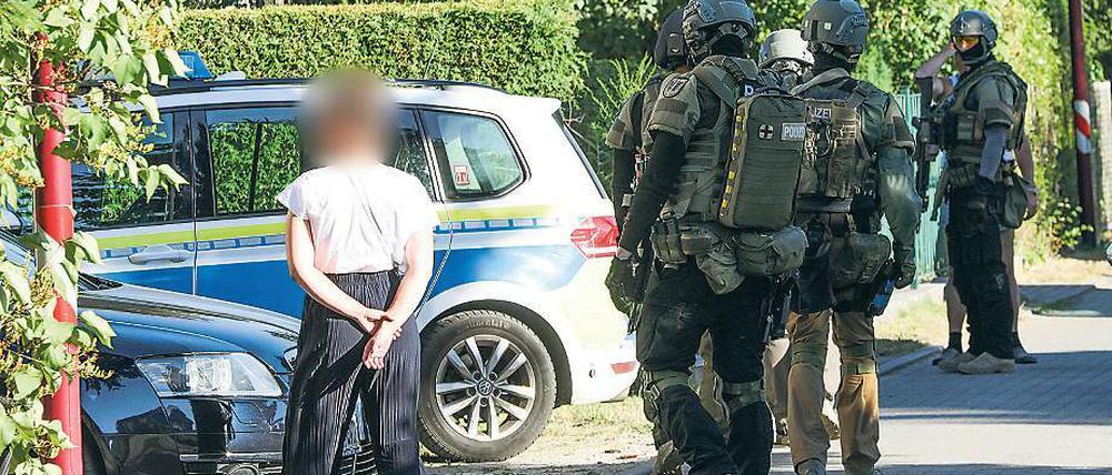 Großeinsatz. SEK-Beamte durchsuchten am Samstag eine Wohnsiedlung in Blankenfelde. Gefasst wurde der Verdächtige in der Nacht schließlich in Berlin.