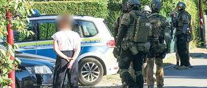 Großeinsatz. SEK-Beamte durchsuchten am Samstag eine Wohnsiedlung in Blankenfelde. Gefasst wurde der Verdächtige in der Nacht schließlich in Berlin.