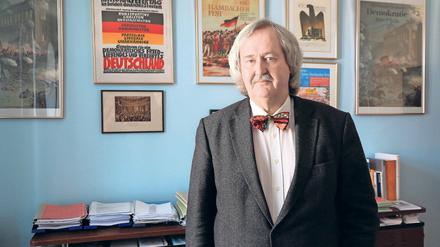 Im Dienst. Erardo Cristoforo Rautenberg im April 2017 in seinem Büro bei der Generalstaatsanwaltschaft des Landes Brandenburg. Auch dort unverkennbar an der Deko sein Fixpunkt: die Märzrevolution von 1848. Rautenberg war ein Partriot im besten Sinne – und ein Kämpfer gegen Rechtsextremimus.