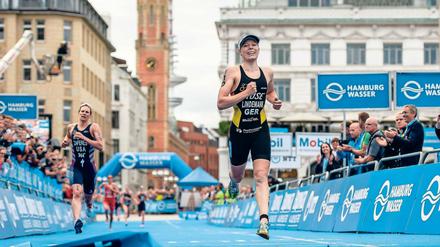 Sie war nicht aufzuhalten. Die Potsdamer Triathletin Laura Lindemann reihte sich in Hamburg in der absoluten Weltspitze ein.