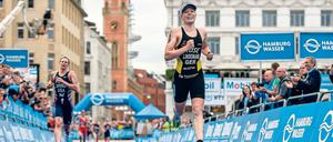 Sie war nicht aufzuhalten. Die Potsdamer Triathletin Laura Lindemann reihte sich in Hamburg in der absoluten Weltspitze ein.