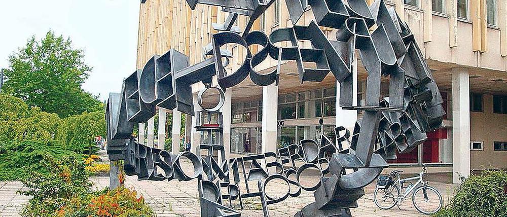 Ramponiert. Die Restaurierung des Kunstwerks Transparente Weltkugel wird rund 93 000 Euro kosten.