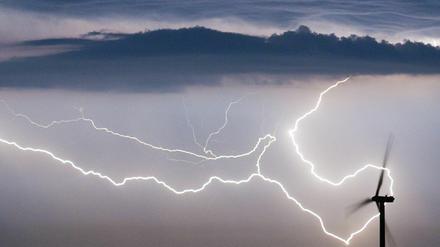 Heftige Gewitter gingen in den vergangenen Tagen auch im brandenburgischen Jacobsdorf (Oder-Spree). In der Nacht ist ein schweres Gewitter über Berlin und Brandenburg gezogen. Doch nach Angaben der Meteorologen war es in Brandenburg in diesem Sommer immer noch schöner als anderswo in Deutschland.