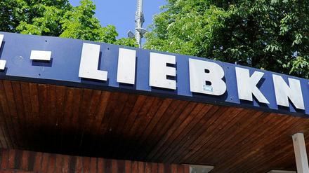 Ganz zugeschlossen muss das Karl-Liebknecht-Stadion wohl nicht werden - nur ob noch Drittliga-Fußball gezeigt wird, ist mehr als offen. Die Stadt will den Verein retten - wieder einmal.