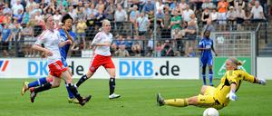 Turbine-Spielerin Yuki Nagasato (2.v.l., Pot.) erzielte das Tor zum 2:0 gegen Torfrau Bianca Weech (re., HSV.