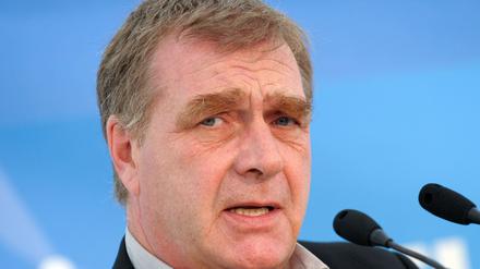 Unter Druck: Brandenburgs Wirtschaftsminister Ralf Christoffers (Linke) hat sich nach der umstrittenen Millionenförderung für die Biotechnik-Firma Human Biosciences (HBS) in Widersprücche verstrickt.