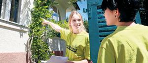 Neuer Glanz. Bei einem FSJ in der Denkmalpflege hat Ann-Lucienne Klier (l.) gemeinsam mit anderen Jugendlichen die Fenster des Karl-Foerster-Hauses restauriert.