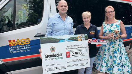 Gespendet. Sven Hanke mit Sonja Diehl vom Wünschewagen und Jeanett Kurkowski.